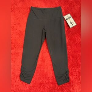 Lyssé Tummy Control Ruched Capri Leggings